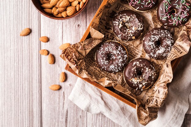 Rosquinhas de vista superior com cobertura