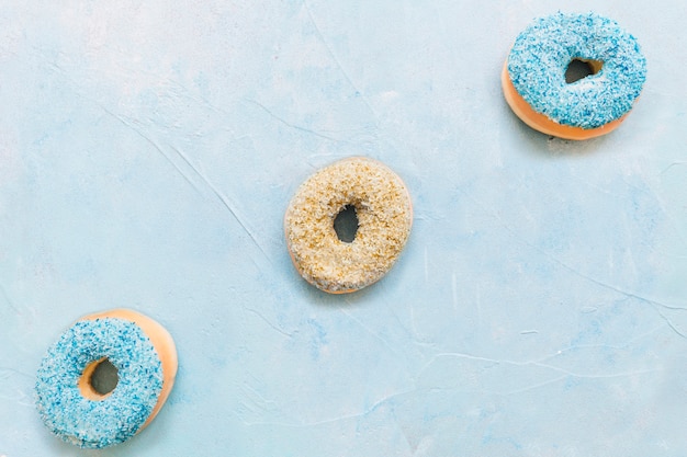 Rosquinhas deliciosas coloridas sobre fundo azul