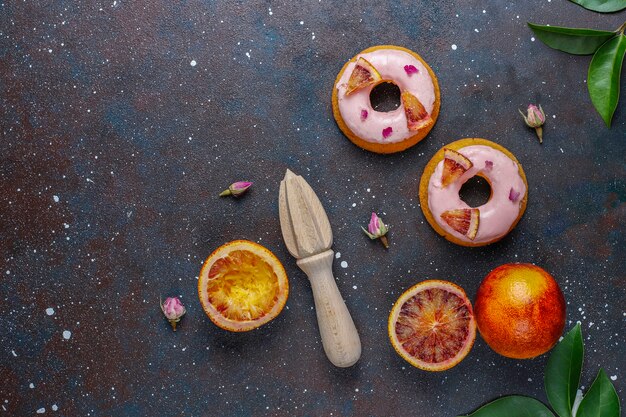 Rosquinhas deliciosas de esmalte caseiro de laranja pigmentada.