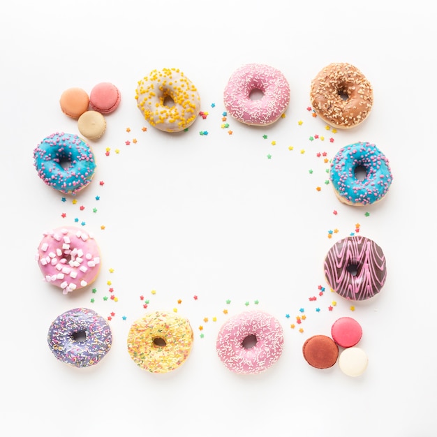 Foto grátis rosquinhas deliciosas sortidas copiar espaço