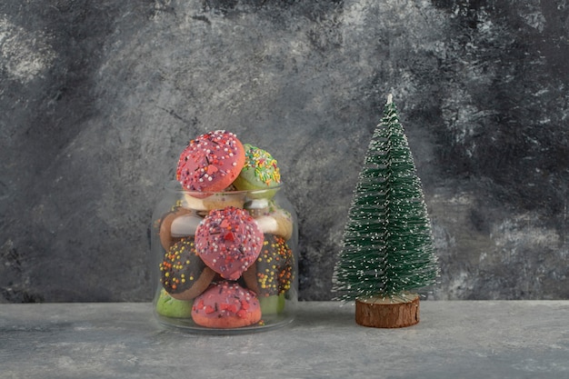 Rosquinhas doces coloridas com brinquedo de árvore de Natal.