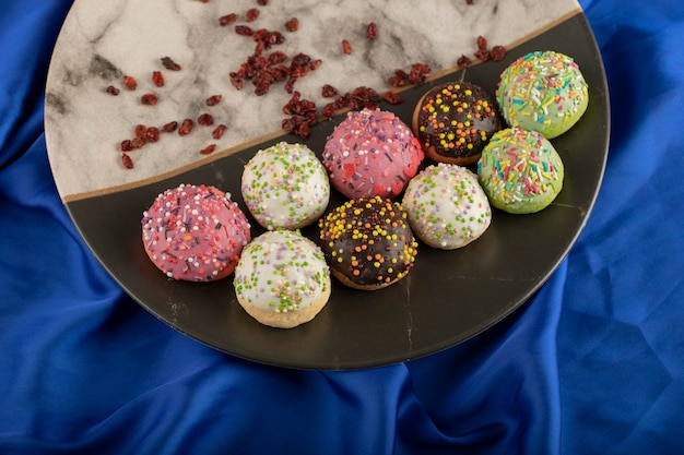 Foto grátis rosquinhas pequenas doces coloridas com granulado.