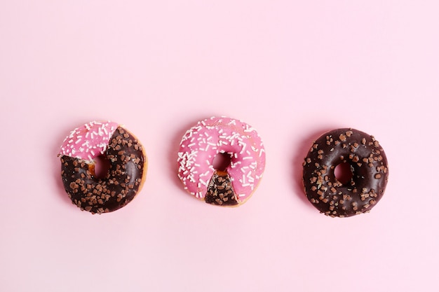 Rosquinhas reais com a forma de um gráfico de negócios.