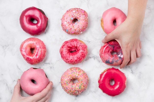 Foto grátis rosquinhas rosa fofo vista superior