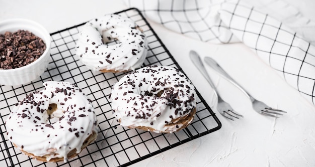 Foto grátis rosquinhas saborosas de alto ângulo