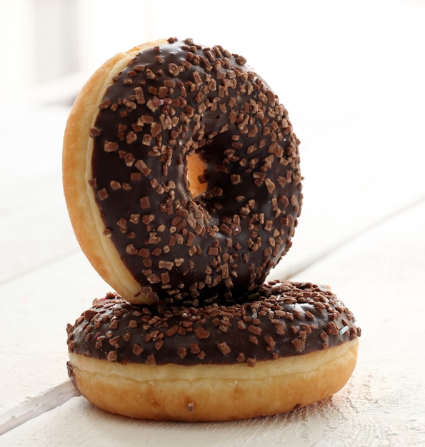 Rosquinhas saborosas frescas com cobertura de chocolate