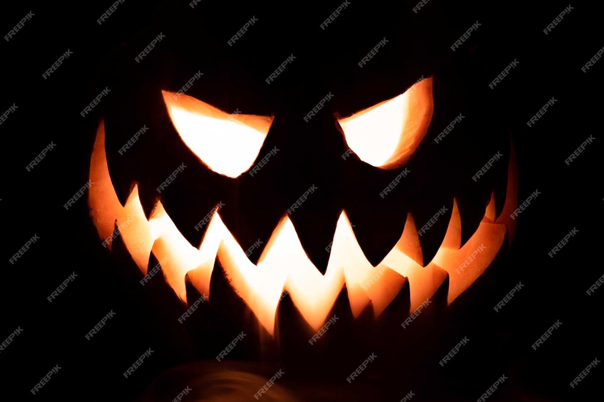 abóbora de halloween com cara assustadora em fundo escuro. 3307337