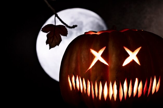 Rosto brilhante de abóbora de halloween assustador
