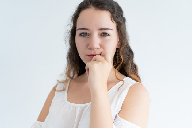 Rosto, de, curioso, menina jovem, olhando câmera, e, sorrindo