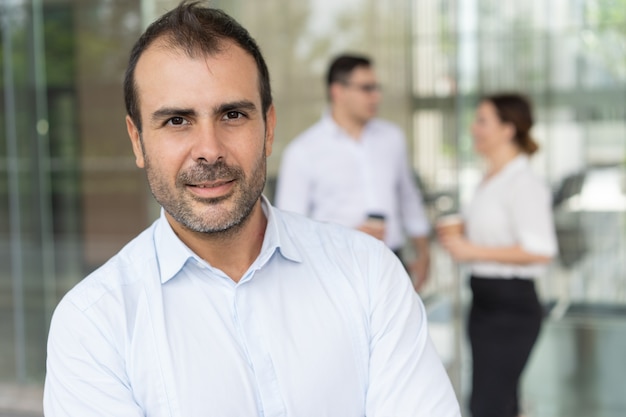 Rosto, de, feliz, executivo masculino, olhando câmera, e, sorrindo