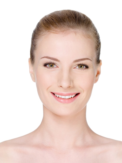 Rosto de mulher em close-up com pele limpa, fresca e lindo sorriso - isolado