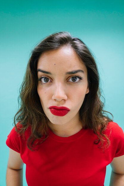 Rosto de mulher jovem com lábios vermelhos