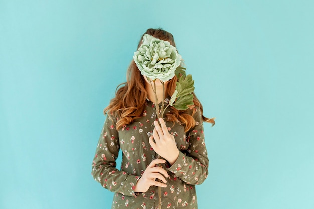 Foto grátis rosto feminino, cobrindo com flores frescas