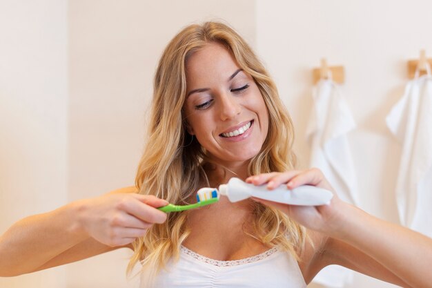 Rotina matinal escovando os dentes no banheiro