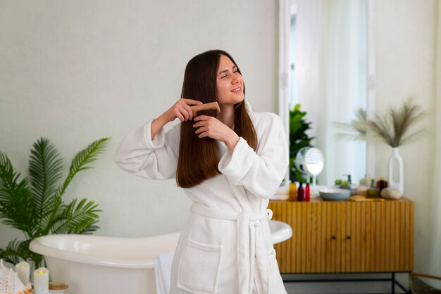 Rotina noturna de cabelo de mulher de tiro médio