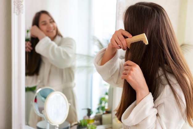 Rotina noturna de cabelo de mulher de tiro médio