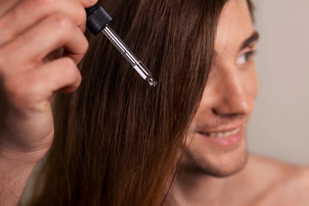 Rotina noturna de golpes de cabelo de homem de vista frontal