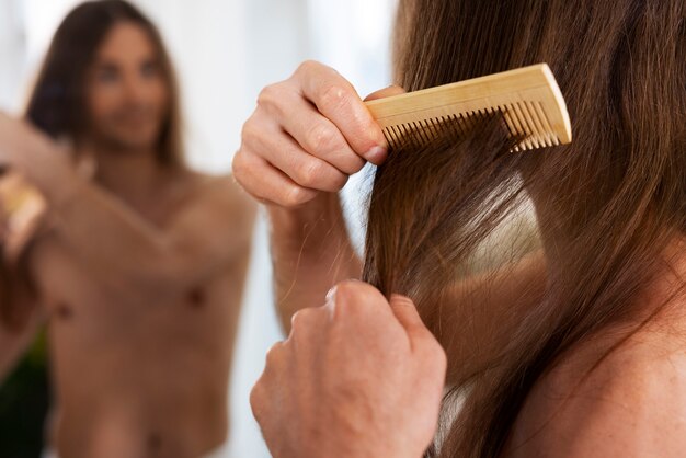 Rotina noturna de golpes de cabelo de homem de vista lateral