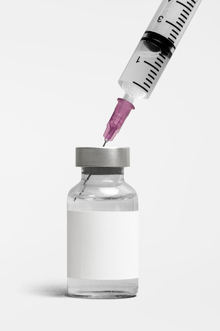 Foto grátis rótulo branco em branco no frasco de vidro do frasco de injeção com seringa
