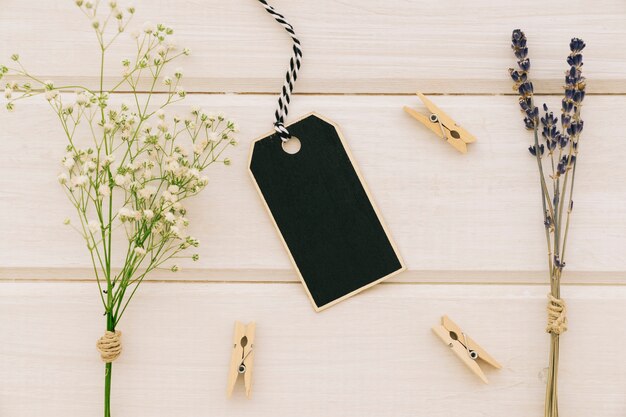 Rótulo, buquês de flores e clothespins