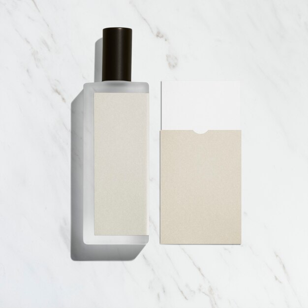 Rótulo em branco em um frasco de perfume e cartão de visita em branco