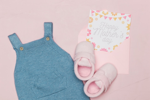 Roupa de bebê com cartão para dia das mães