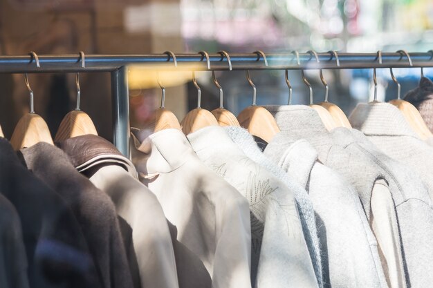 Roupas bonitas na loja de compras