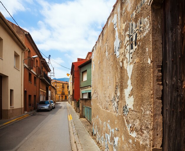 Rua antiga na vila catalã