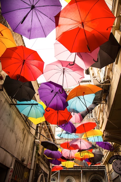Rua cheia de guarda-chuvas