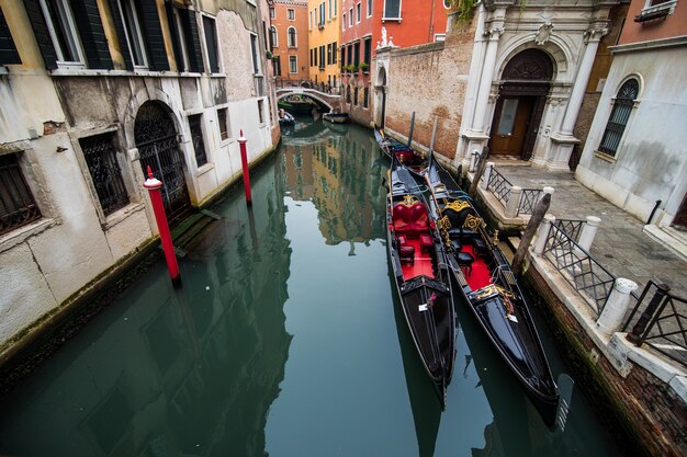 Rua de canal tradicional com gôndola na cidade de Veneza, Itália