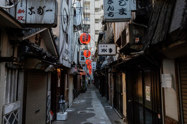 Rua estreita do Japão com lanternas durante o dia