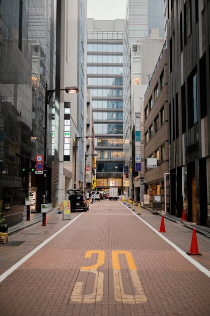 Rua estreita e edifícios altos