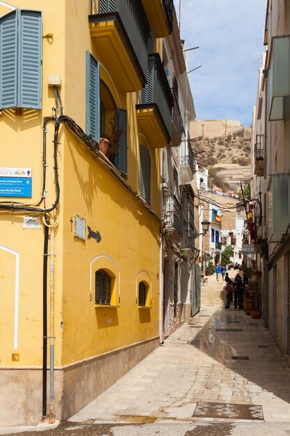 Rua estreita no antigo distrito. Alicante