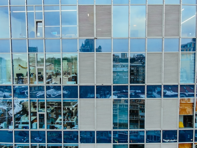 Rua reflexão na fachada de edifício de aço de vidro