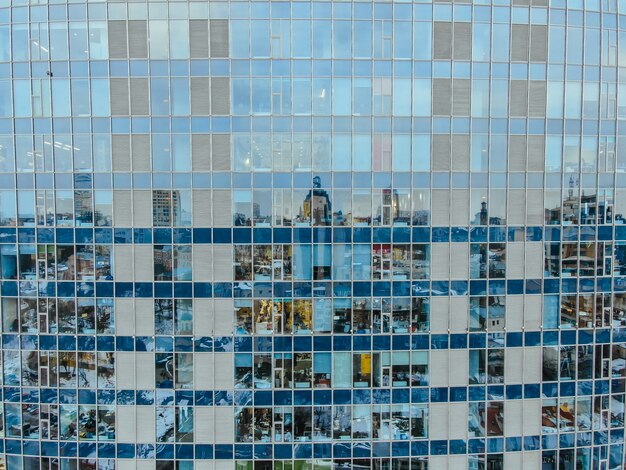 Rua reflexão na fachada de edifício de aço de vidro