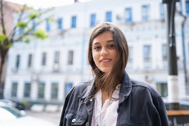 Rua retrato ao ar livre da bela jovem morena