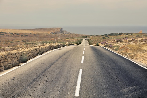 Foto grátis rua solitária em mellieha malta