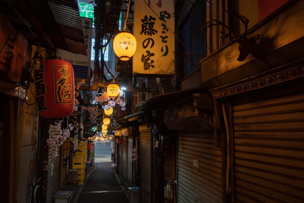 Foto grátis rua vazia com vista urbana noturna