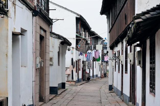 Rua velha da cidade de shanghai zhujiajiao com edifícios históricos