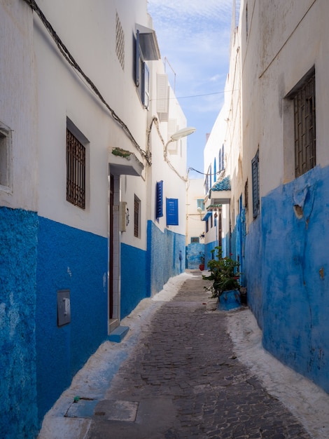 Ruas aconchegantes em azul e branco em um dia ensolarado na cidade velha de Kasbah dos Udayas