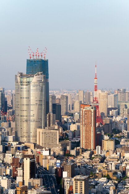 Ruas da cidade de alto ângulo e edifícios altos