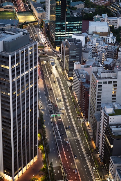 Ruas da cidade em alto ângulo noturno