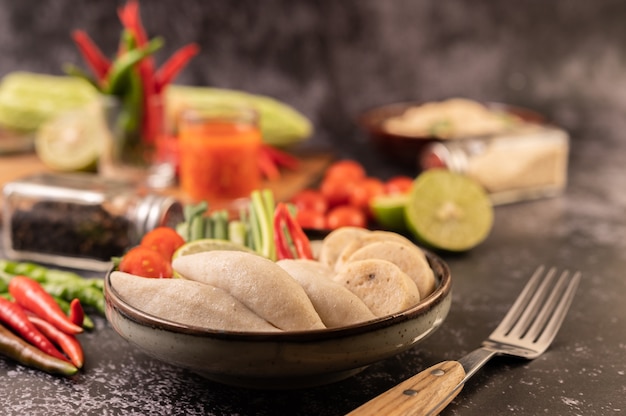 Rugby Fish Balls com Lemon Chili Paste, Tomato e Chili.