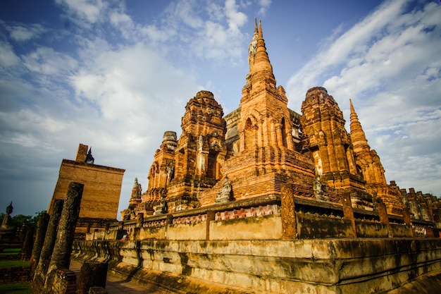 Ruínas do templo do Templo Wat Mahathat, no recinto do Parque Histórico de Sukhothai, um Patrimônio Mundial da UNESCO