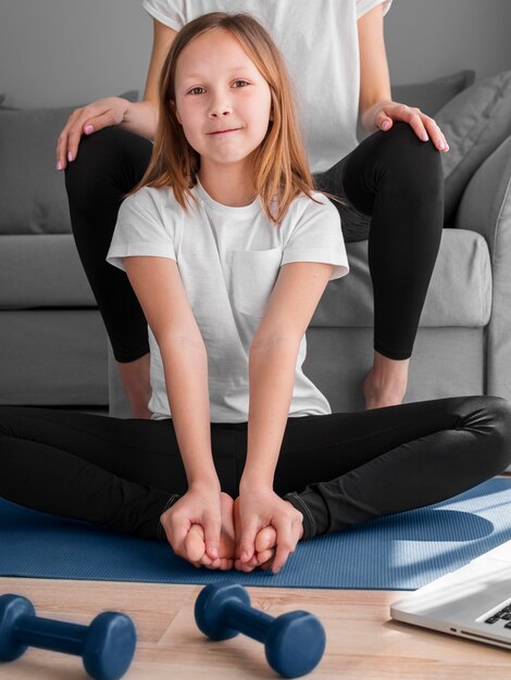 Rutina esporte com menina e mãe