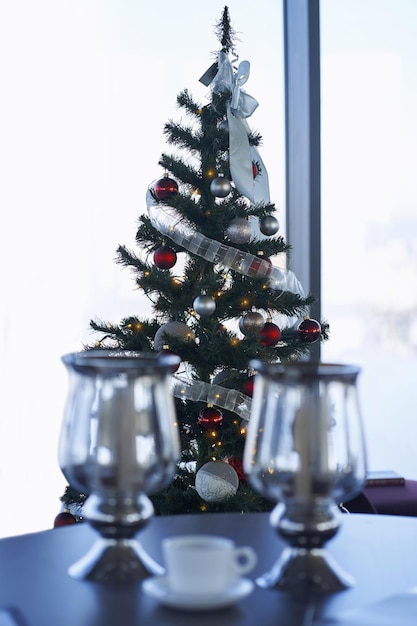 Árvore de Natal moderna e na moda com brinquedos vermelhos e cinza