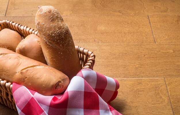 Rye cortou pão na mesa