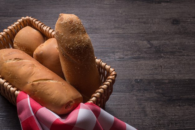 Rye cortou pão na mesa