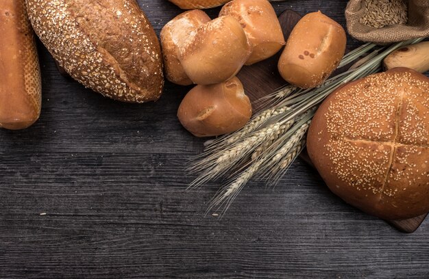 Rye cortou pão na mesa