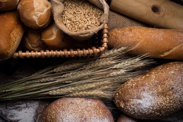 Rye cortou pão na mesa